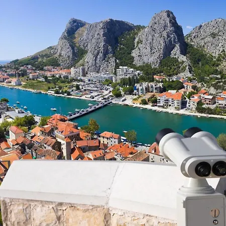 In With Sea View, Balcony, Air Conditioning, Wi-fi Lägenhet Omiš